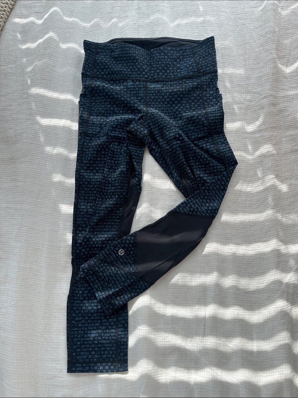 Cropped lululemon athletica Black with Teal Geo Print Leggings